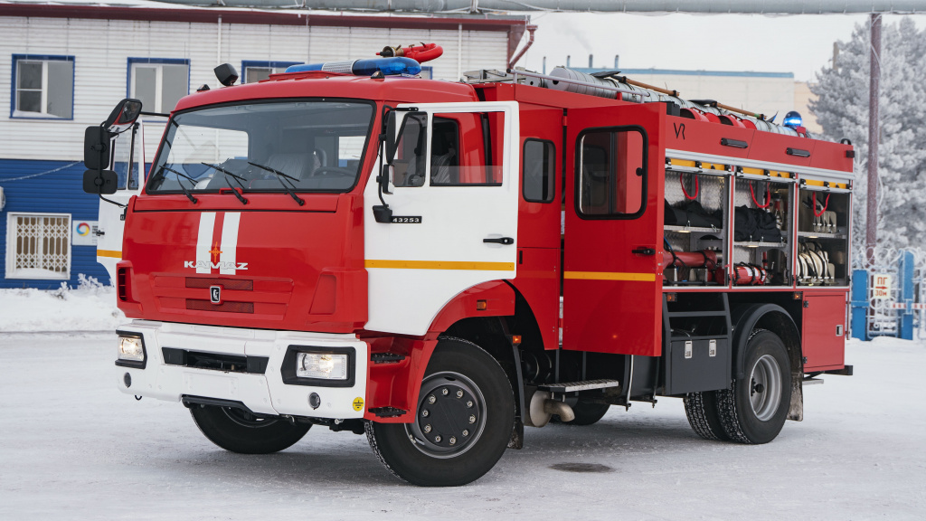 Современные отечественные пожарные машины сконструированы так, чтобы перевозить запас воды, пены, необходимое оборудование, а также быть удобными для людей 