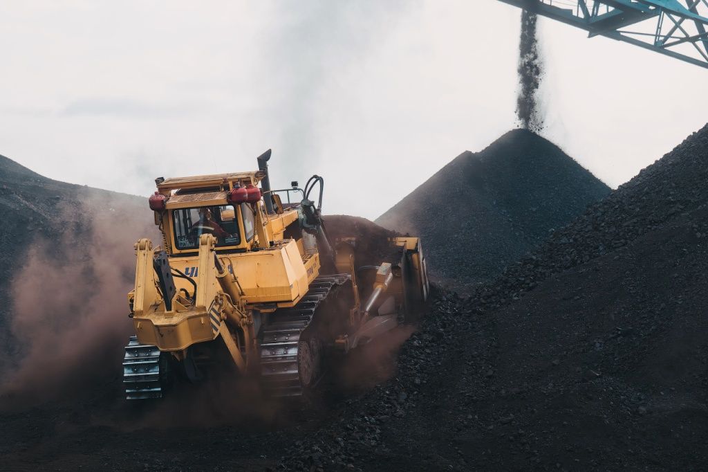 На угольном складе Абаканской ТЭЦ всегда хранится запас угля, и этот показатель выше нормативного