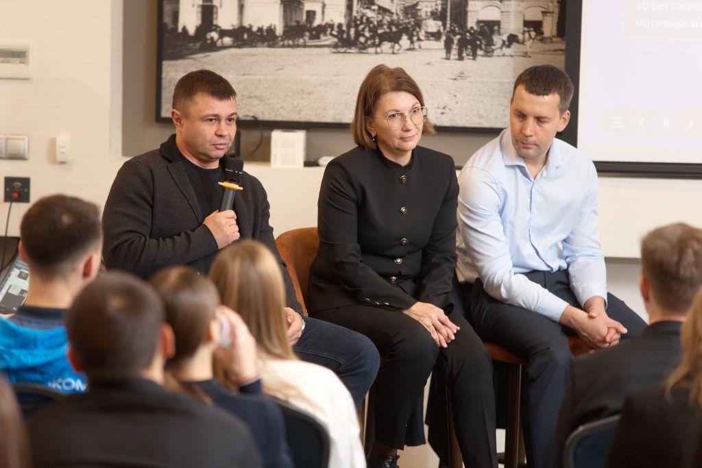 (слева направо) Антон Баев, директор по тепловым сетям СГК, Лада Линкер, директор по развитию теплового бизнеса СГК, Юрий Малявкин, руководитель аппарата генерального директора СГК
