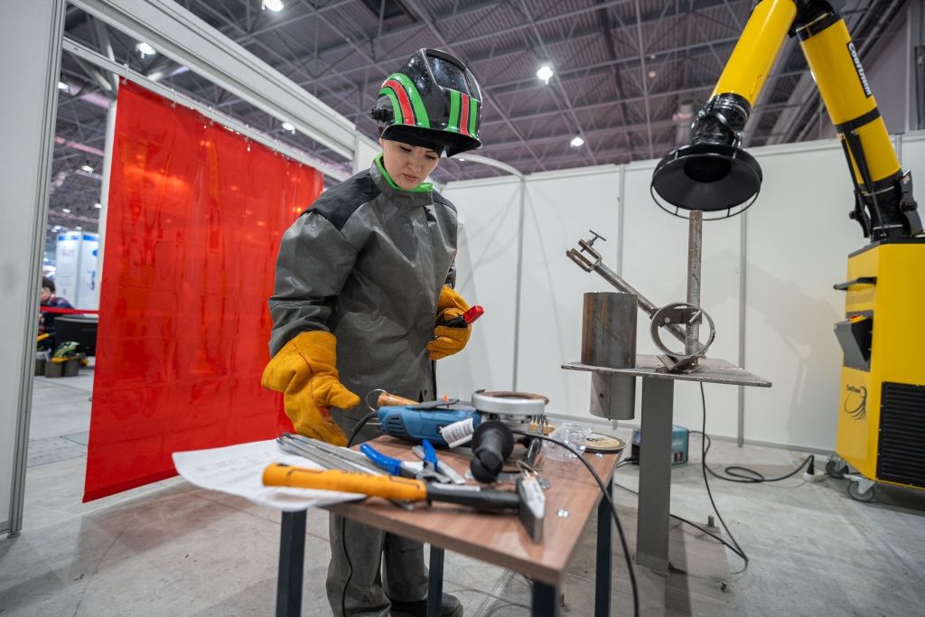 Подготовку перед сваркой ведет электрогазосварщица 5 разряда НТСК Эдера Дудник