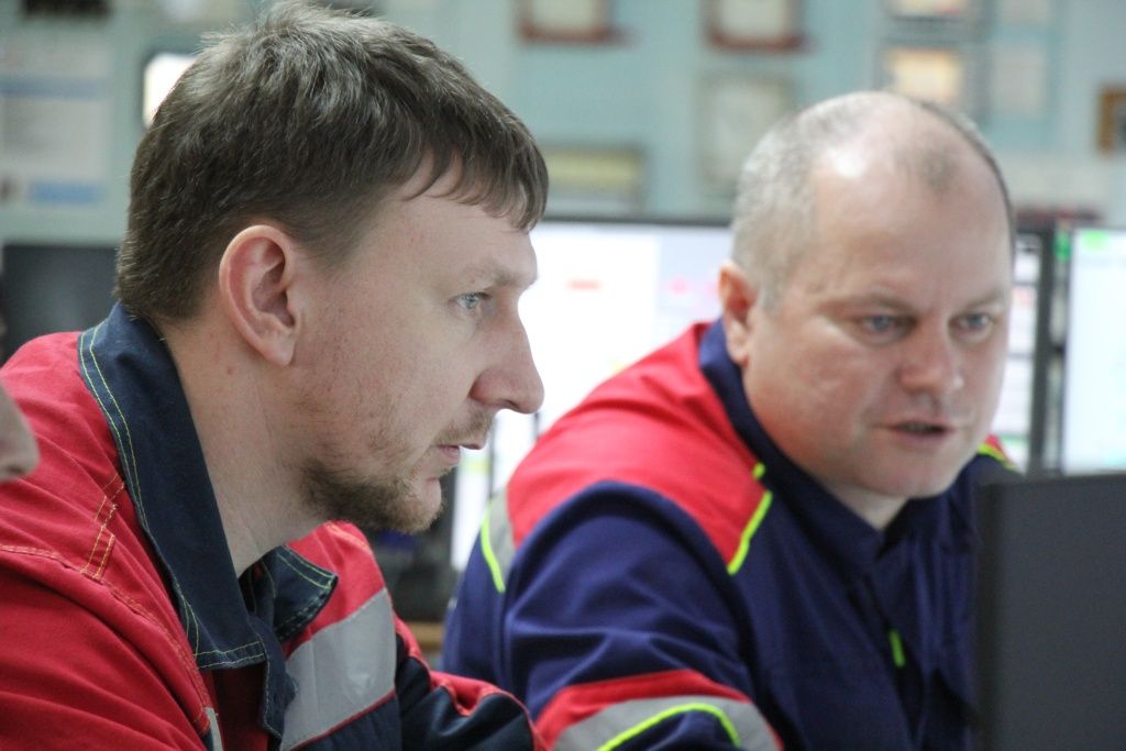 Оперативный персонал с других предприятий СГК делится опытом с коллегами. Во время пусковых операций каждый машинист энергоблока на счету