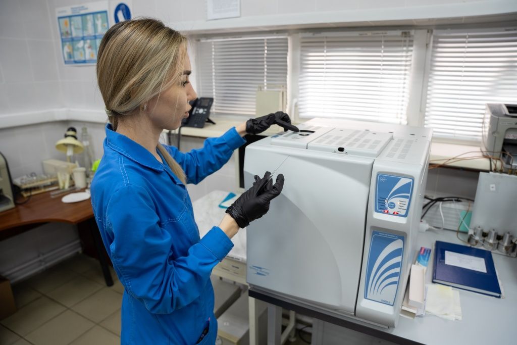 С помощью шприца масло вводят в хроматограф. Со временем масло начинает разлагаться на углеводороды в виде газов. Именно по растворенным газам специалисты определяют дефект оборудования, и с чем он связан С помощью шприца масло вводят в хроматограф. Со временем масло начинает разлагаться на углеводороды в виде газов. Именно по растворенным газам специалисты определяют дефект оборудования, и с чем он связан