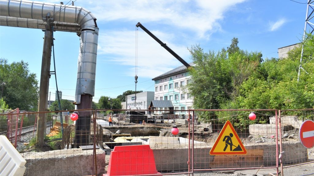 Улица Трофимова в Бийске. На этом участке ремонты проводились летом и осенью 2023 года. Восстановление асфальтового покрытия на проезжей части было восстановлено весной 2024 года