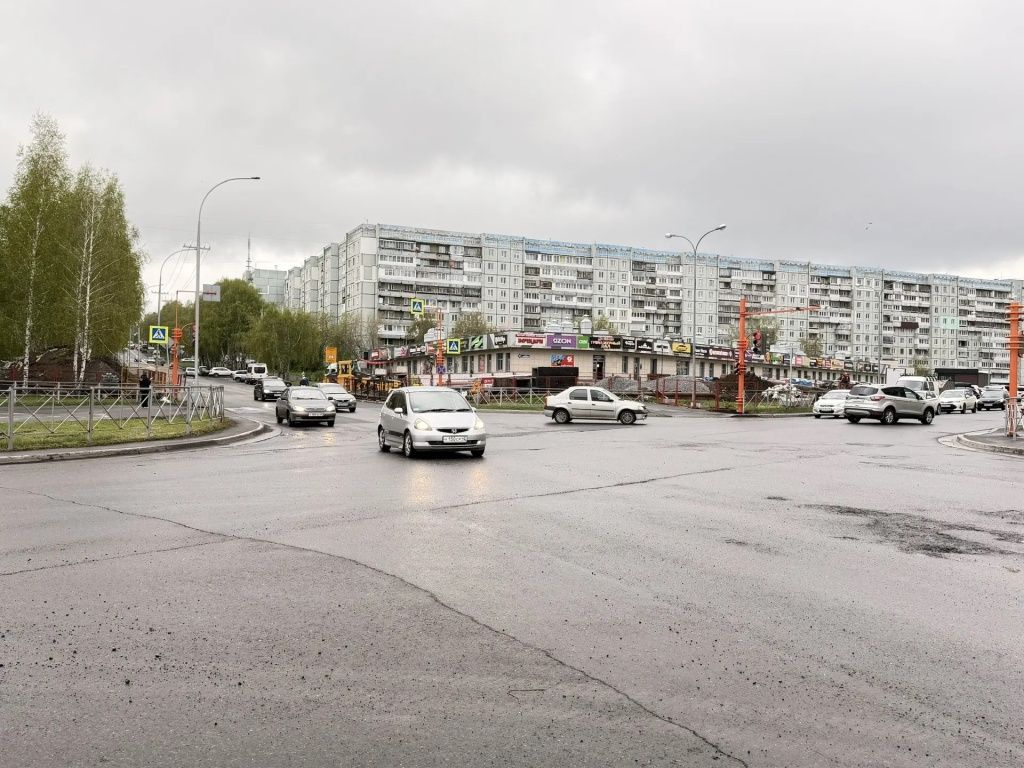 В минувшие выходные, 16 и 17 мая, под автодорогой на улице Волгоградской в Кемерове был заменен участок тепломагистрали. На утро 18 мая сквозной проезд был открыт 