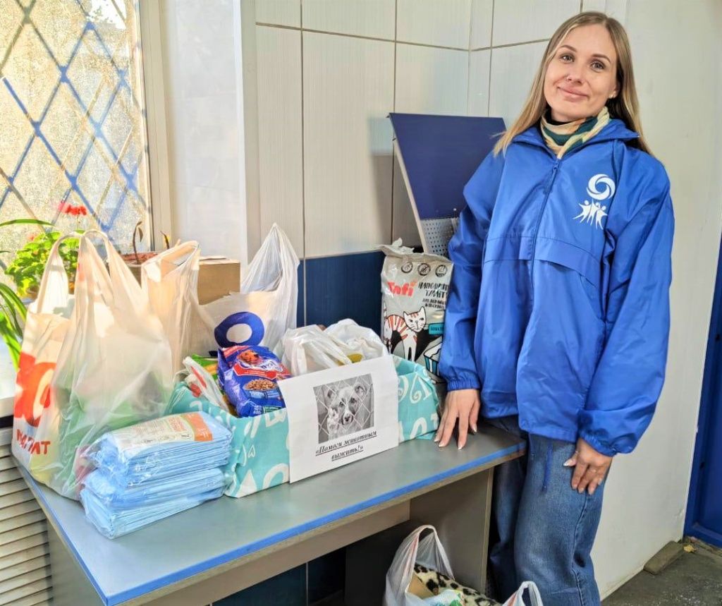 Все, что удалось собрать, энергетики кемеровских предприятий компании отвезли в приют. На фото &mdash; сбор помощи приюту на проходной Кемеровской ГРЭС