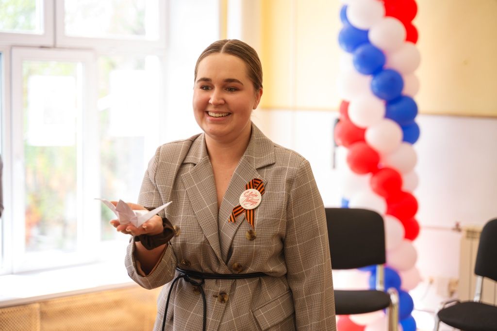 Влада Тиханович, ведущий специалист отдела по подбору, оценке и развитию персонала, провела мастер-класс по изготовлению журавликов из бумаги