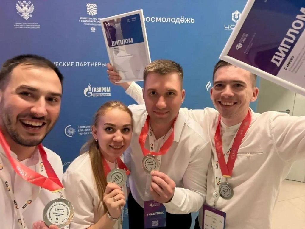 В состав команды «Энергия Сибири», завоевавшей серебро чемпионата, вошли Илья Малышев, главный специалист отдела технико-экономического планирования и планирования на энергетических рынках СГК-Новосибирск, Дарья Малышева, главный специалист производственно-технического отдела Новосибирской ТЭЦ-3, Алексей Глуховеров, начальник отдела технико-экономического планирования и планирования на энергетических рынках СГК-Алтай, и Евгений Ердаков, руководитель сервисного центра СГК-Алтай. В состав команды «Энергия Сибири», завоевавшей серебро чемпионата, вошли Илья Малышев, главный специалист отдела технико-экономического планирования и планирования на энергетических рынках СГК-Новосибирск, Дарья Малышева, главный специалист производственно-технического отдела Новосибирской ТЭЦ-3, Алексей Глуховеров, начальник отдела технико-экономического планирования и планирования на энергетических рынках СГК-Алтай, и Евгений Ердаков, руководитель сервисного центра СГК-Алтай.