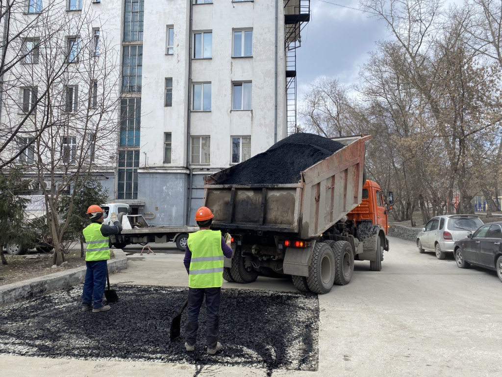 В Новосибирске благоустраивают городские территории после зимних ремонтов