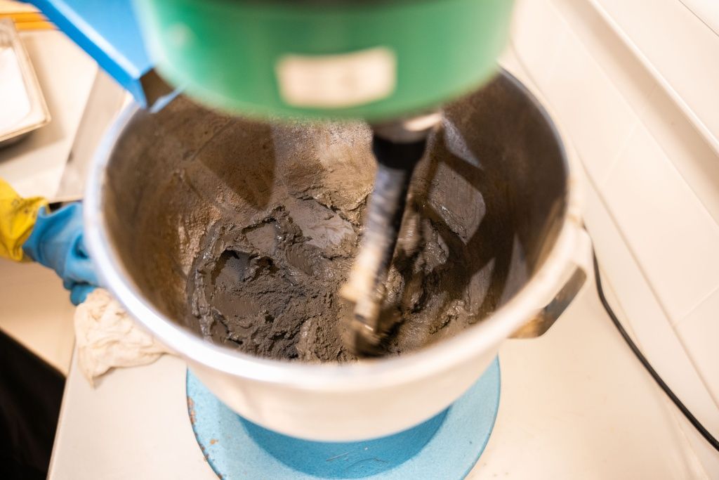 Цементное тесто сбивают ровно три минуты и, затем используя специальный прибор, определяют начало и конец схватывания