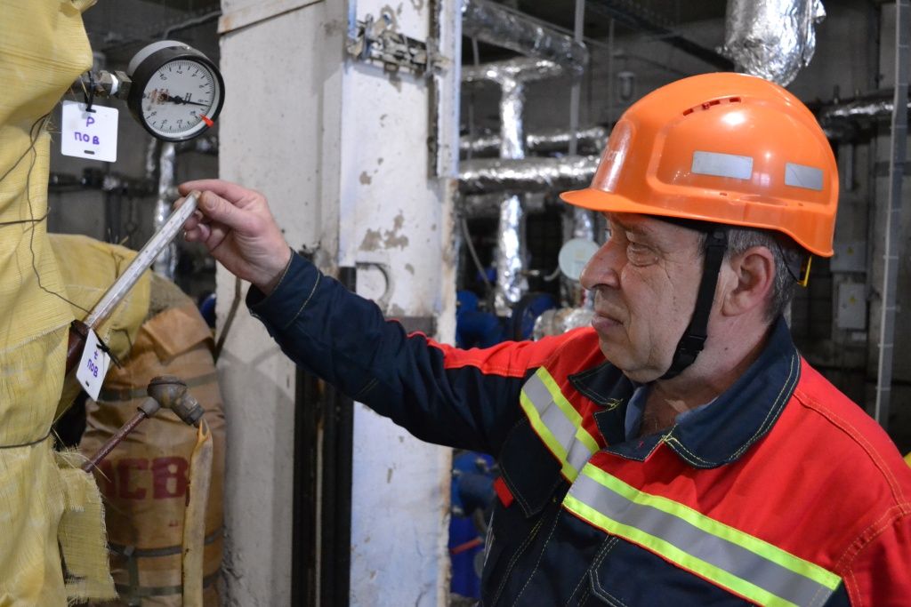 Более 30 лет в тепловых сетях Барнаула работает и Олег Липунов