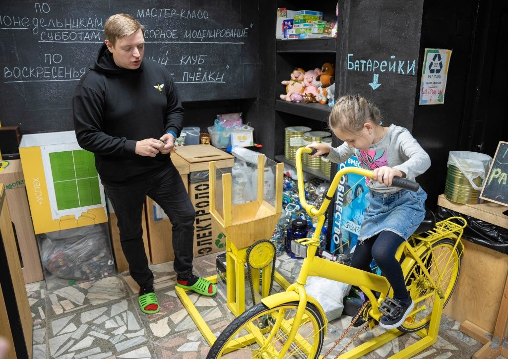 Для переработки пластмассовых крышек соорудили велошредер, который позволяет измельчить пластик в крошку и передать в перерабатывающую организацию