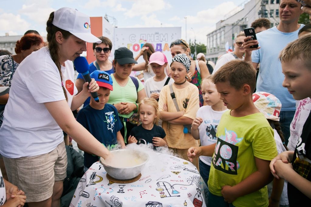 Эксперименты с жидким азотом и химическими превращениями объясняли природу энергии. Было весело и громко!