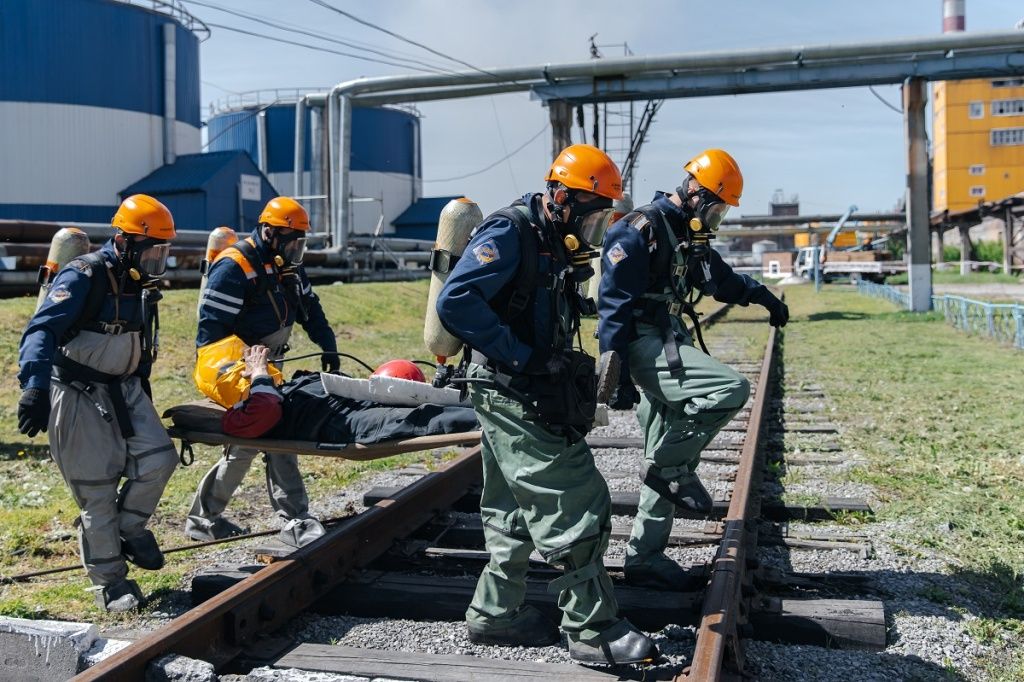 Пострадавшему на носилках выносят из зоны разлива и передают специалистам &laquo;Санитарного поста&raquo;