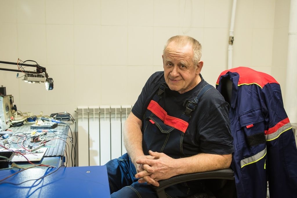 Слесарь по ремонту автомобилей (автоэлектрик) Владимир Царев на рабочем месте. &laquo;Золотые руки&raquo; &mdash; с уважением и благодарностью говорят про него коллеги