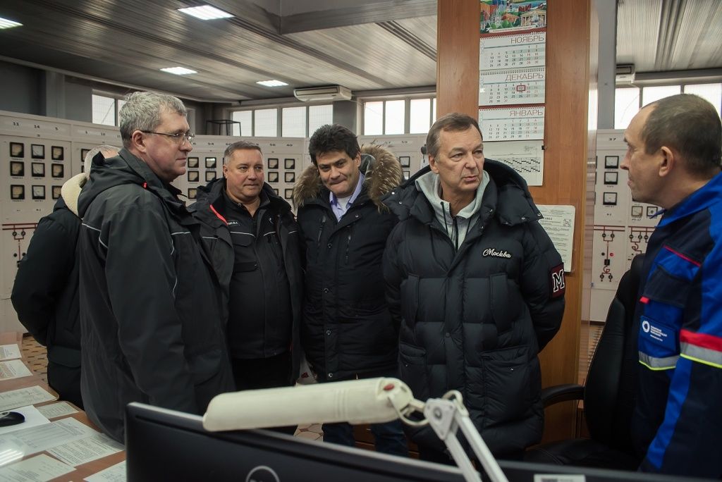 Делегация &mdash; на главном щите управления Кемеровской ГРЭС 