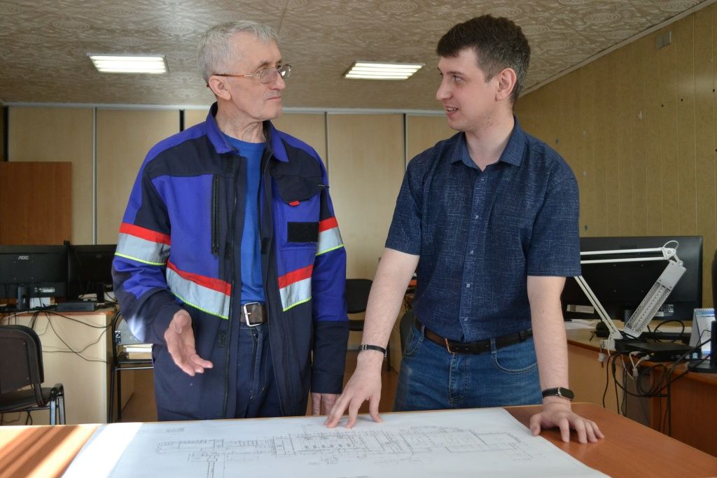 Александр Зайцев и Сергей Орлов обсуждают рабочие моменты 