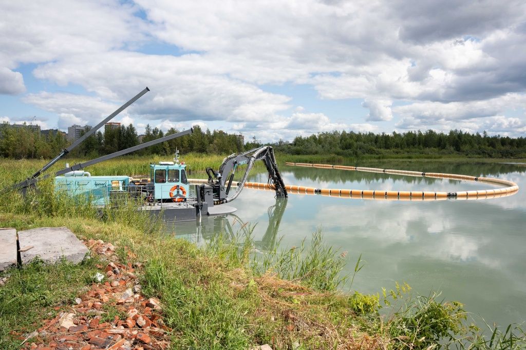 Земснаряд доставили с завода-изготовителя из Ярославля на спецтехнике и выгрузили на воду краном грузоподъёмностью 300 тонн Земснаряд доставили с завода-изготовителя из Ярославля на спецтехнике и выгрузили на воду краном грузоподъёмностью 300 тонн