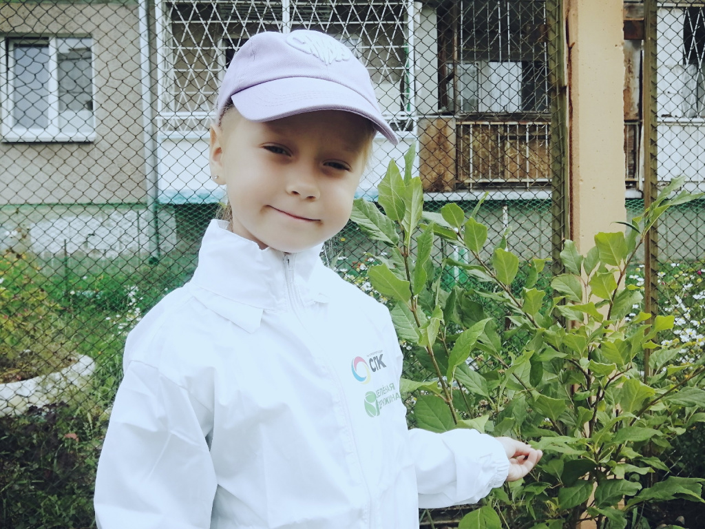 Зелёная дружина СГК украсила сиренью территорию детского сада в Красноярске