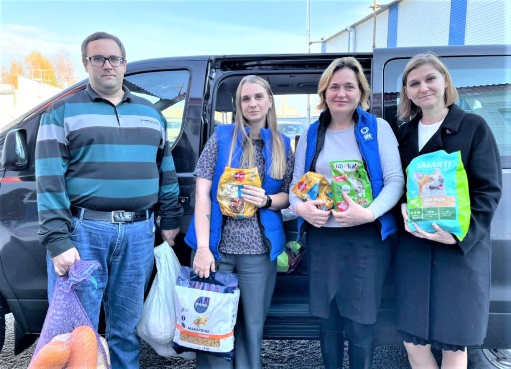 Сотрудники Кемеровской теплосетевой компании СГК всегда активно откликаются на сборы помощи для приюта. А выращенные своими руками кабачки и тыквы разнообразят питание собак приюта