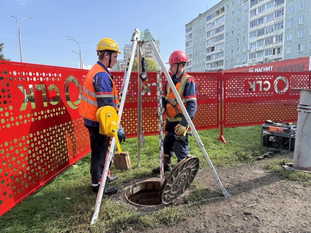 В тепловую камеру слесарь тепловых сетей спускается только со страховкой. А для оценки уровня воды в камере &mdash; специальный водомер 