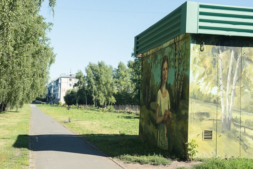 Пейзаж мурала органично влился в городское пространство 