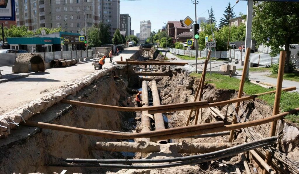 Пример насыщенности подземных коммуникаций на участке замены теплосети на улице Семьи Шамшиных, лето 2026 Пример насыщенности подземных коммуникаций на участке замены теплосети на улице Семьи Шамшиных, лето 2026
