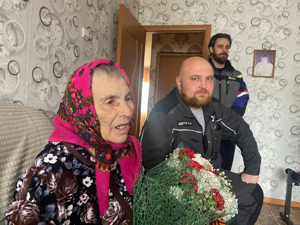 Римма Николаевна Королева и сотрудники топливно-транспортного цеха Абаканской ТЭЦ