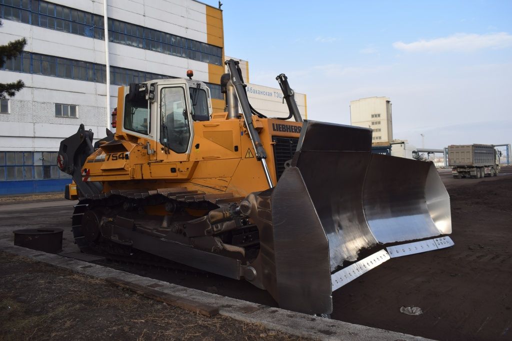 Этот бульдозер еще работает на угольном складе Абаканской ТЭЦ, но и его вскоре заменят на российский аналог. Всего на станции 4 тяжеловесных бульдозера