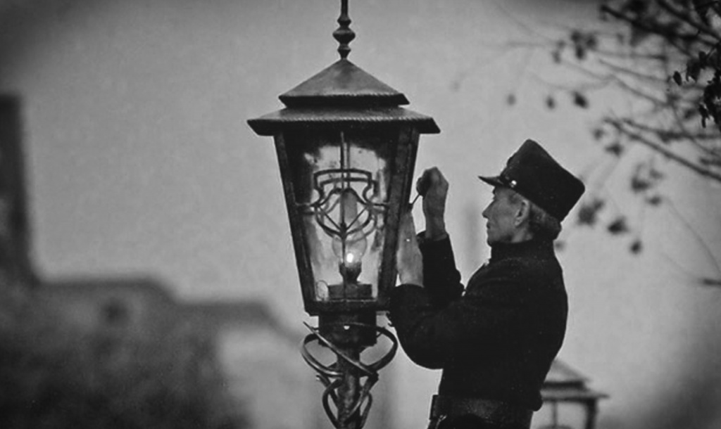 Зажигальщики — люди с лестницами, которые передвигались от фонаря к фонарю, зажигая керосиновые лампы — единственное в то время нехитрое городское освещение