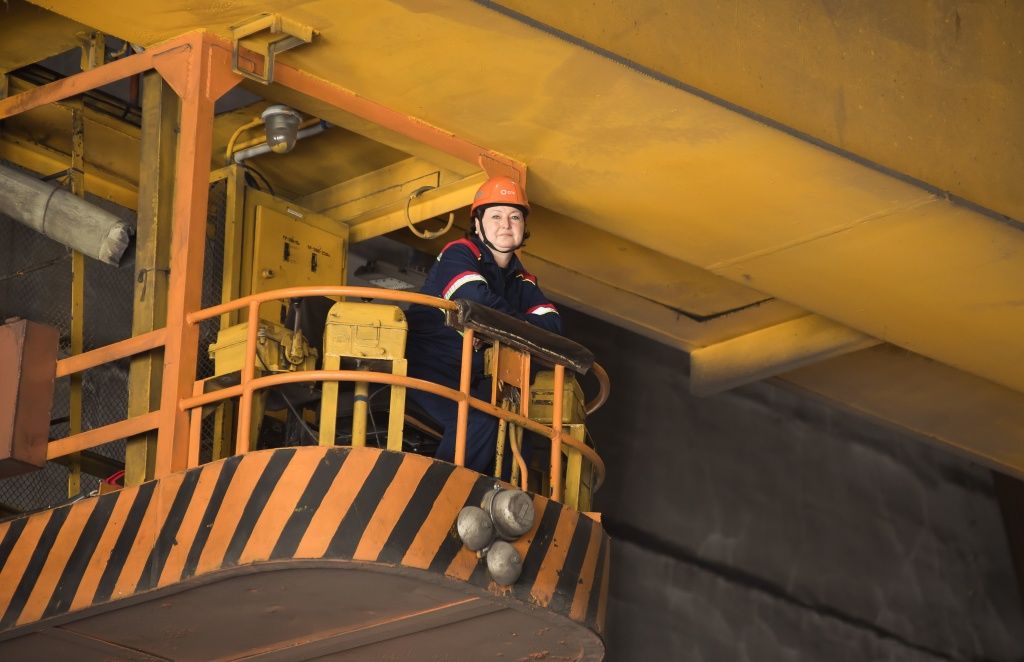 Работать нужно на высоте. И тут как никогда важно искусство коммуникации. И понимать сигналы, которые внизу подает стропальщик