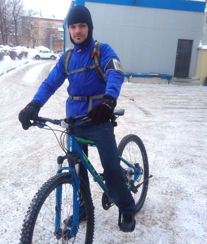 Максим ездит на работу на велосипеде и летом, и зимой. Исключение — плохая погода, дождь или снег