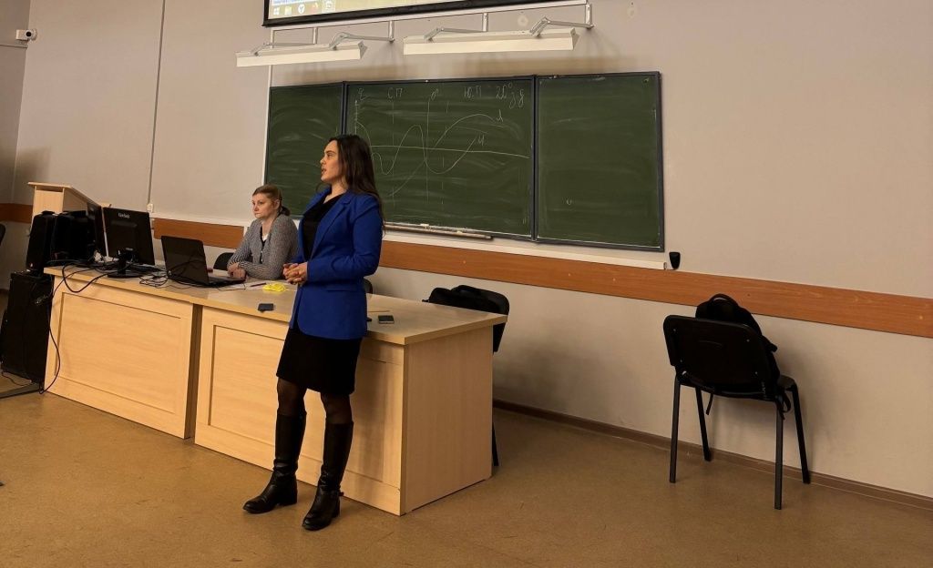 Тематическую лекцию для студентов провела начальник отдела по охране окружающей среды &laquo;СГК-Алтай&raquo; Инесса Панюкова, в этом ей помогла главный специалист отдела охраны окружающей среды городского комитета по благоустройству Юлия Макашова