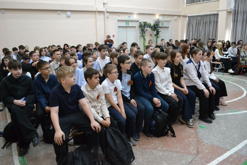 В барнаульской школе №106 на урок безопасности пришло настолько много учеников, что его провели в актовом зале