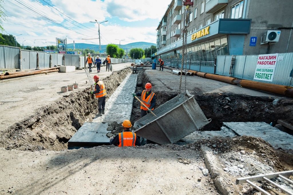 Участок работ огорожен таким образом, чтобы сохранить входы в магазин и местное отделение банка