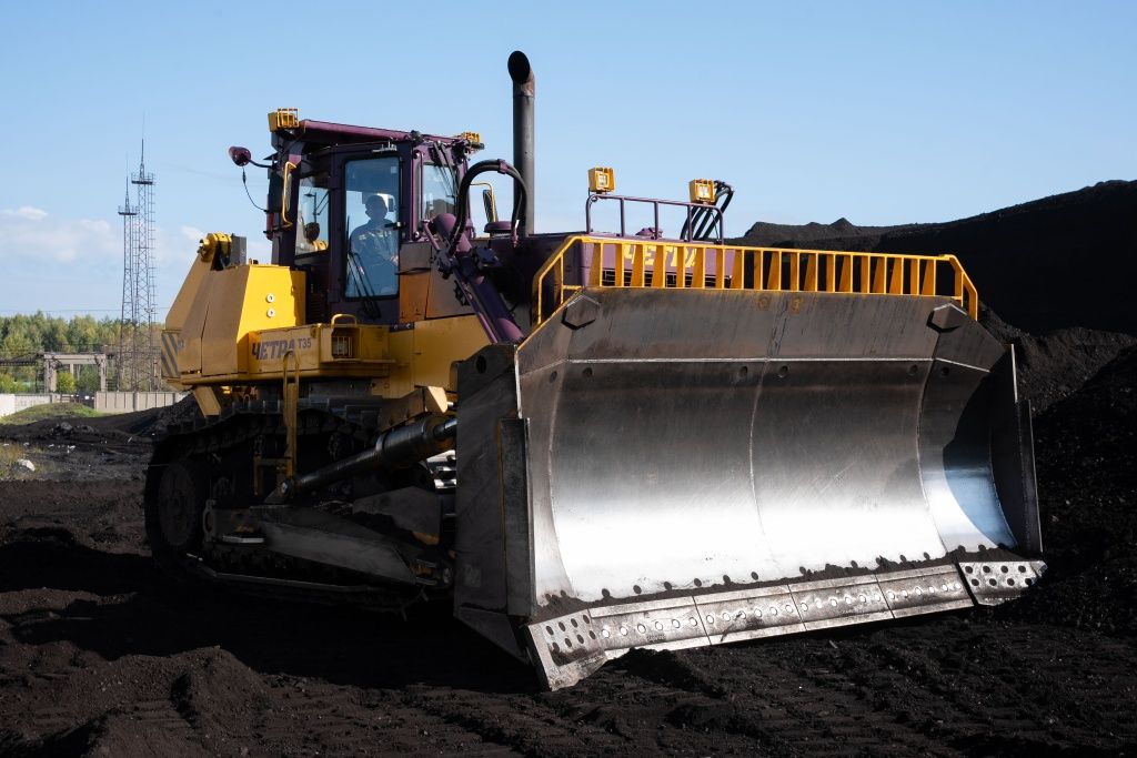 Техника в работе на угольном складе Техника в работе на угольном складе