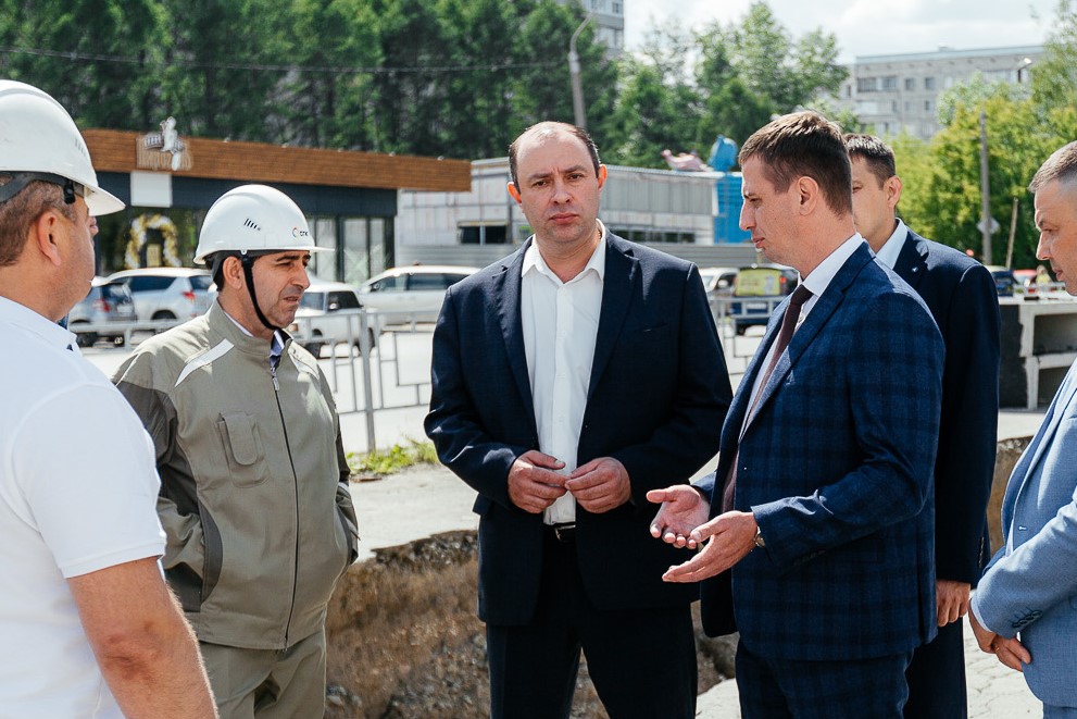 Сергей Пашковский (справа) обратил внимание на необходимость качественного и своевременного восстановления благоустройства на участке.