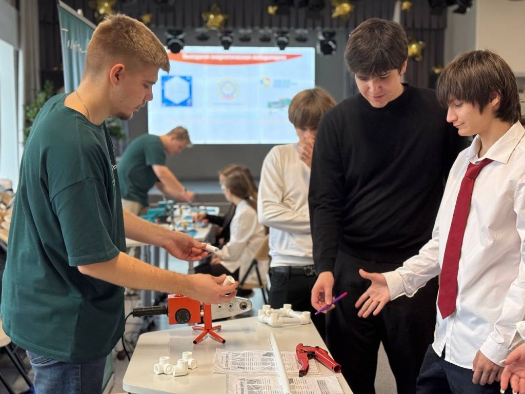 Выездная энергетическая лаборатория в школе № 84 Кемерова. Формат мастер-классов позволяет в доступной и увлекательной форме усвоить новые знания Выездная энергетическая лаборатория в школе № 84 Кемерова. Формат мастер-классов позволяет в доступной и увлекательной форме усвоить новые знания