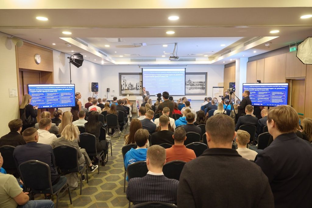 Вопросы участников постоянно обновлялись на больших экранах