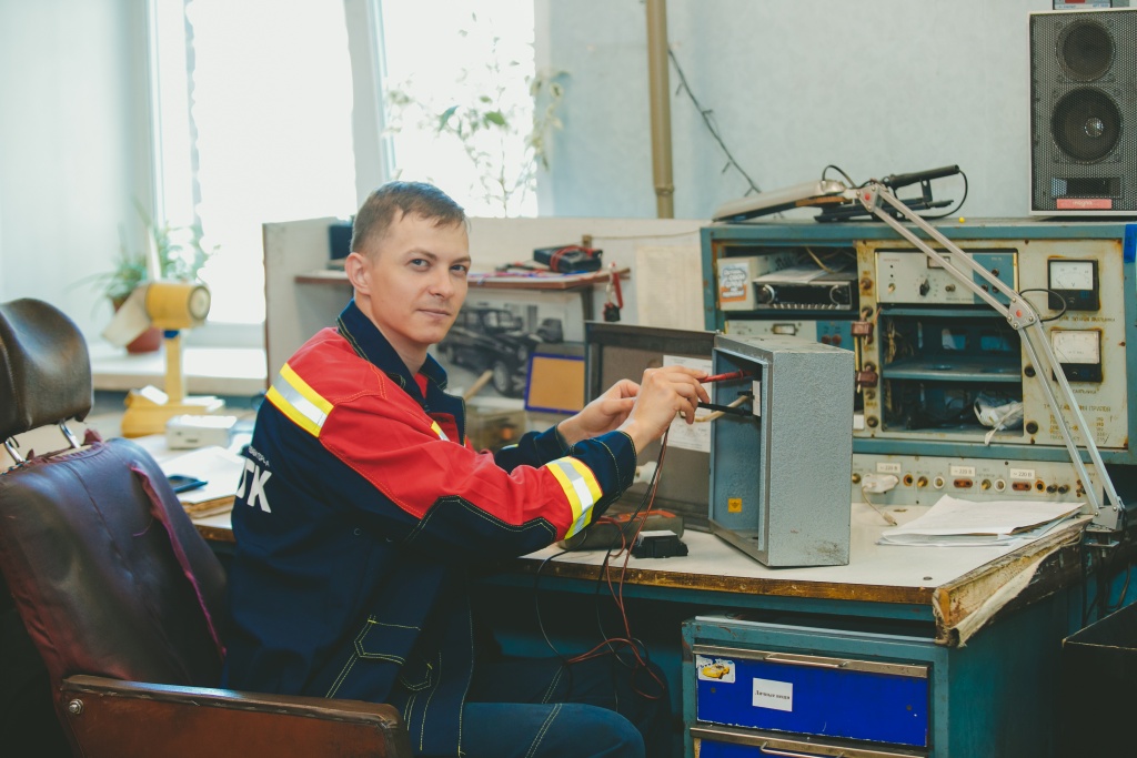 Тимофею Терещуку сейчас всего двадцать девять лет. Два года трудится на станции, и коллеги отзываются о нем с явной симпатией: упорный, старательный, за работу переживает. Нам такие, говорят, и нужны Тимофею Терещуку сейчас всего двадцать девять лет. Два года трудится на станции, и коллеги отзываются о нем с явной симпатией: упорный, старательный, за работу переживает. Нам такие, говорят, и нужны