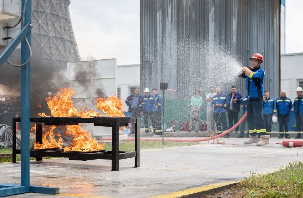 Участники демонстрировали не только теоретическую подготовку, но и отрабатывали навыки в условиях, максимально приближенных к реальным, на сложной пожарной эстафете