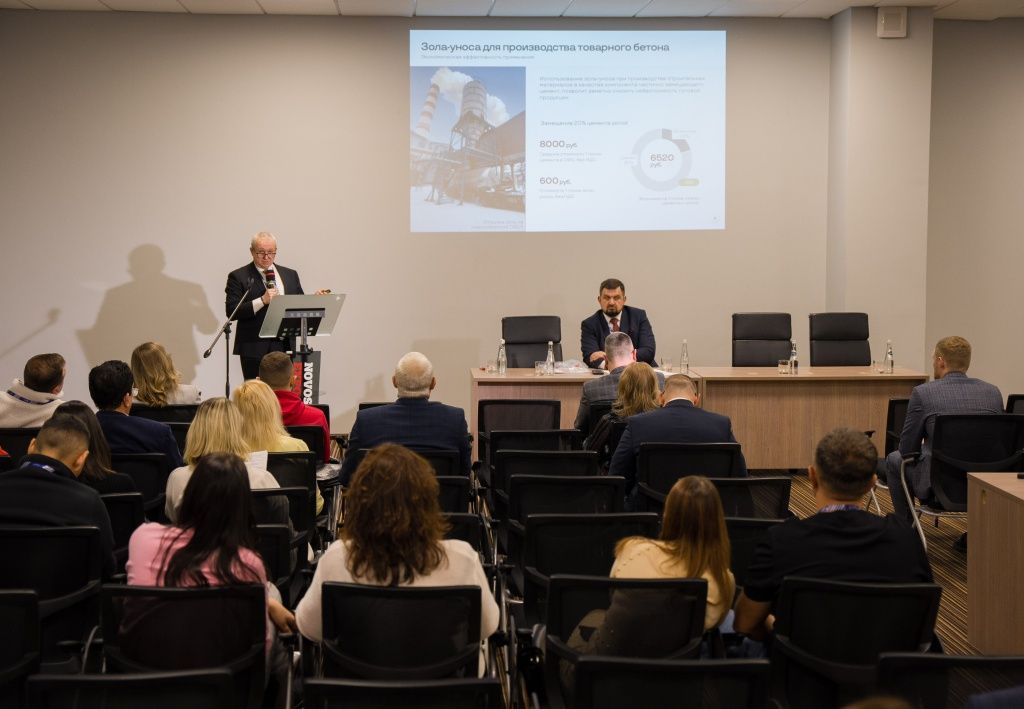 Исполнительный директор Российского союза строителей Андрей Кошель (на фото &mdash; в президиуме) отметил, что в нынешней экономической ситуации вопрос снижения себестоимости строительства становится одним из критериев сохранения позиций участников рынка