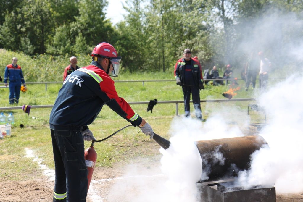 Тушение электродвигателя напряжением 6кВ с помощью огнетушителя (после отключения напряжения)