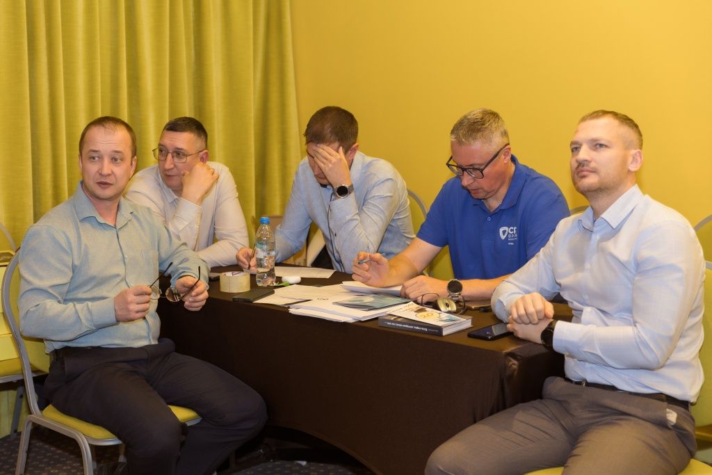 В судейскую комиссию вошли Александр Кутькин, эксперт в области производственной безопасности, Александр Лесных, директор по производственной безопасности &laquo;СГК-Алтай&raquo;, Дмитрий Пшеничников, директор по производственной безопасности &laquo;Кузбассэнерго&raquo;, Николай Кибирев, начальник отдела оперативного контроля &laquo;Енисейская ТГК (ТГК-13)&raquo;