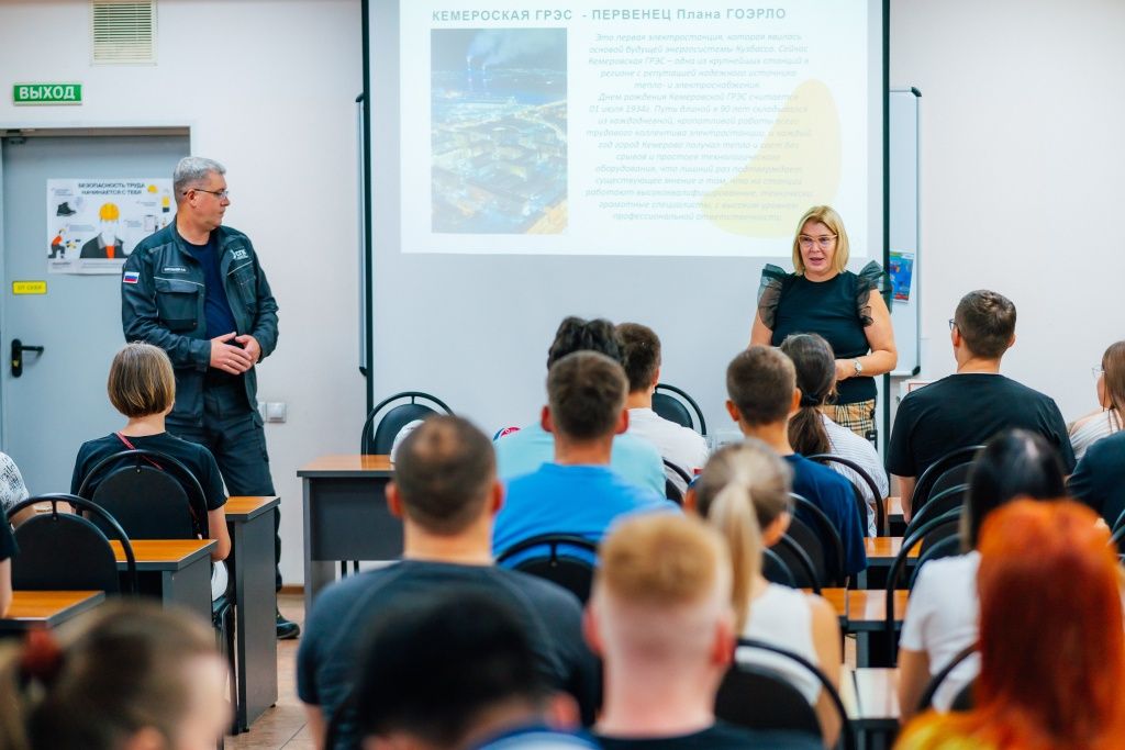 Директор электростанции Андрей Катуганов и начальник отдела по работе с персоналом Наталья Семенец ответили на самые разные вопросы гостей предприятия