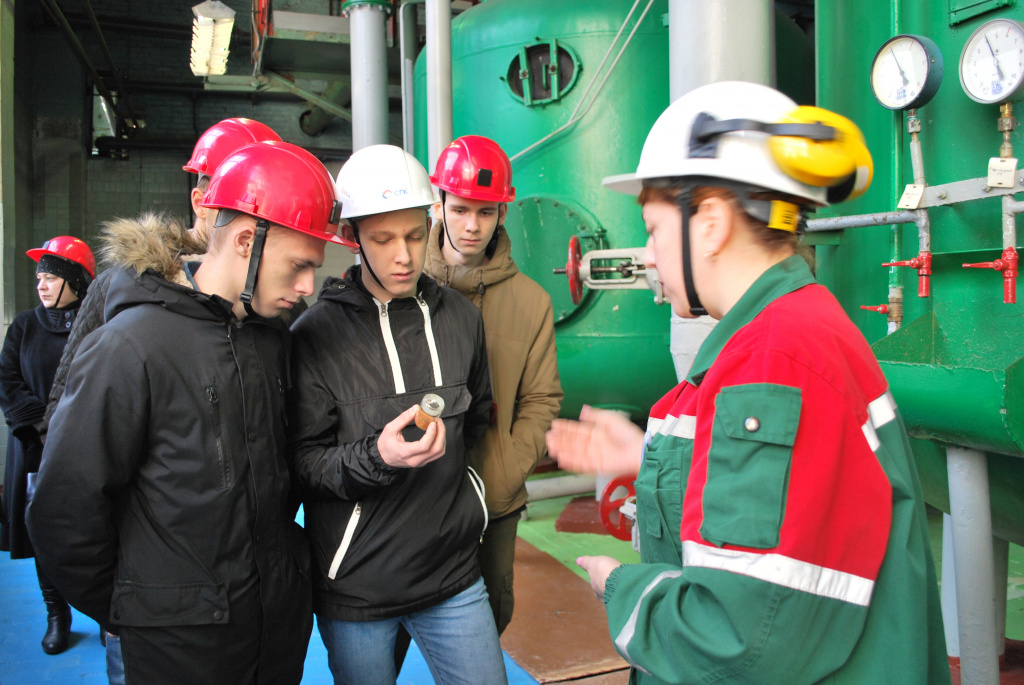 Студенты знакомятся с работой систем очистки воздуха на Бийской ТЭЦ
