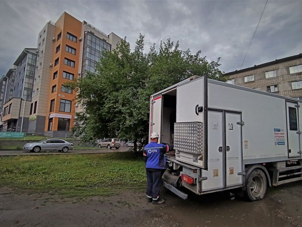 На улице Трофима бийское теплосетевое подразделение СГК устраняет дефект, выявленный в ходе гидравлических испытаний контура ТМ-1