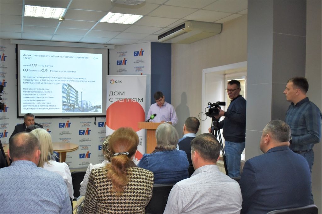 Начальник службы измерений, наладки и испытаний бийского теплосетевого подразделения СГК Эдуард Мицель доложил участникам встречи об итогах подготовки жилфонда Бийска к отопительному сезону 