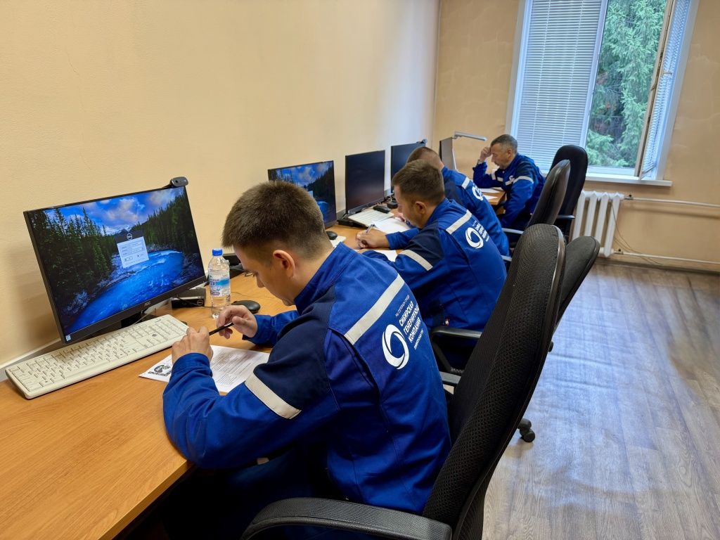 В теоретическом классе был слышен только шорох бумаги &mdash; вопросов много, на одном листе не уместишь.