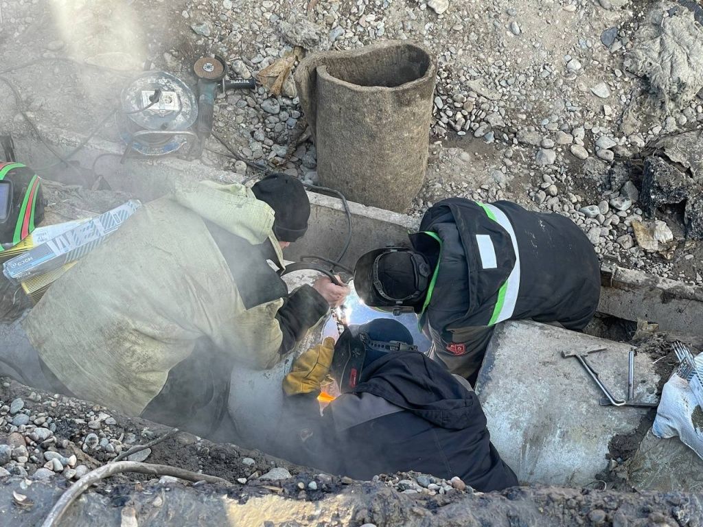 Сварочные работы удалось провести всего за два часа, после чего отремонтированный участок теплосети был поставлен на заполнение и прогрев Сварочные работы удалось провести всего за два часа, после чего отремонтированный участок теплосети был поставлен на заполнение и прогрев