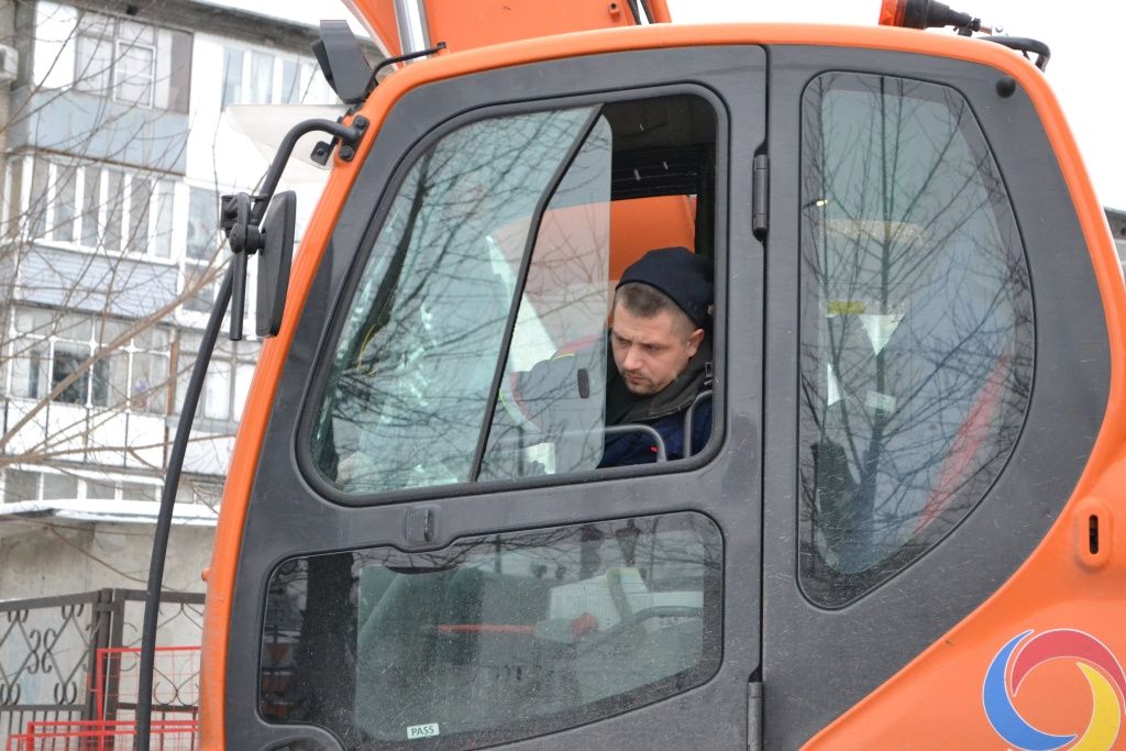 В кабине экскаватора Владислав Василенко чувствует себя максимально комфортно